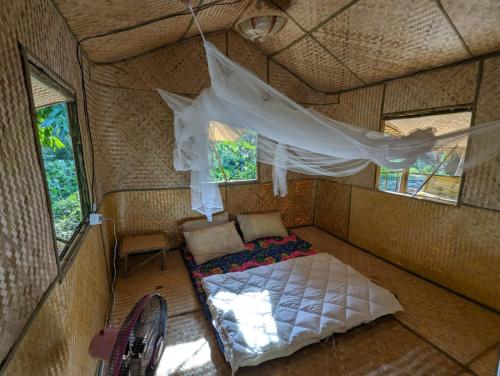 Giường trong phòng chung tại The River Retreat Koh Mak