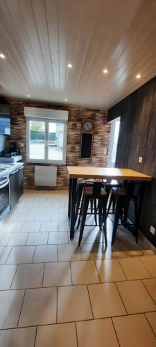- une cuisine avec une table en bois dans une chambre dans l'établissement Maison de ville cosy, à Kergrist