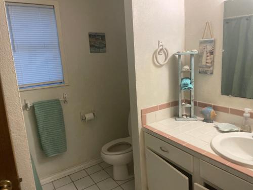 La salle de bains est pourvue de toilettes et d'un lavabo. dans l'établissement April ‘s Family Getaway, à Rockport