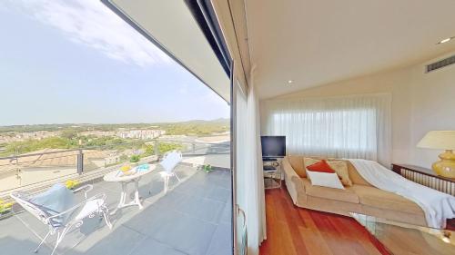 d'un salon avec un canapé et un balcon. dans l'établissement PREMIUM HABITAT DEL VARADOR, à Arenys de Mar