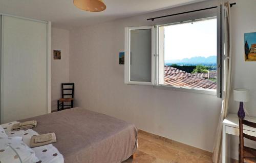 een slaapkamer met een bed en een groot raam bij Li Vue Vent in Saint-Rémy-de-Provence
