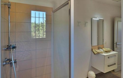 een badkamer met een douche, een toilet en een wastafel bij Li Vue Vent in Saint-Rémy-de-Provence