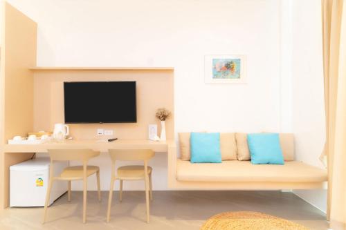 TV a/nebo společenská místnost v ubytování Longlay Resort Rayong ล่องเล รีสอร์ท ระยอง