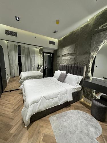 ドバイにあるLuxury 1bedrom Binghatti Avenueのベッドルーム(大きな白いベッド1台、ピアノ付)