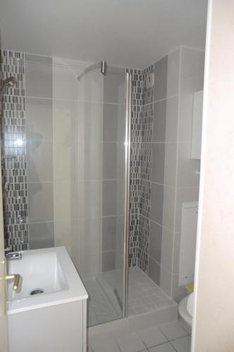 une salle de bain avec douche et lavabo dans l'établissement Appartement en RDC avec terrasse face a la mer, à Pornic