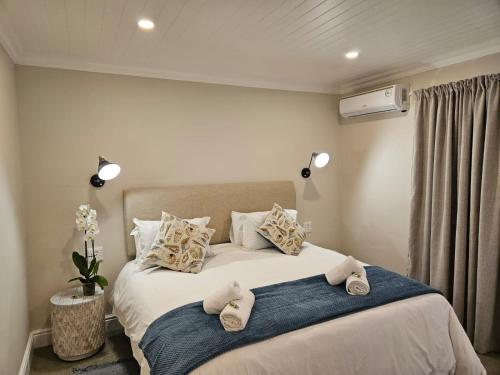ein Schlafzimmer mit einem Bett mit Handtüchern darauf in der Unterkunft Haus Müller in Clanwilliam