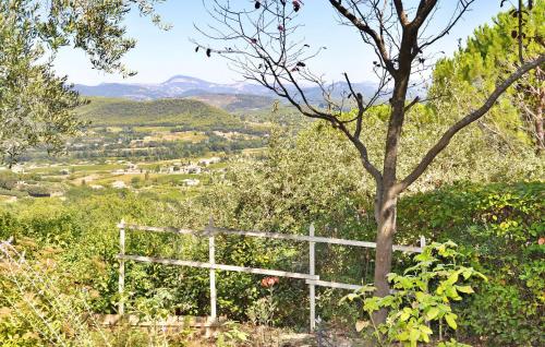 une clôture blanche sur une colline avec une vallée dans l'établissement Le Mas Des Oiseaux, à Vaison-la-Romaine
