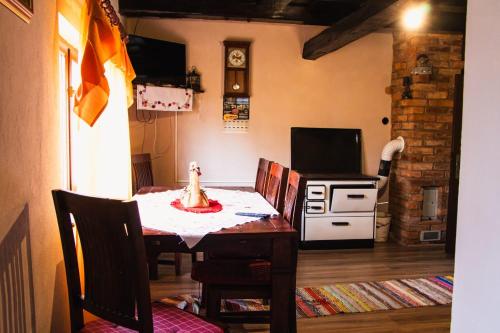 jadalnia ze stołem, krzesłami i kuchenką w obiekcie Country House Ivančan w mieście Molve