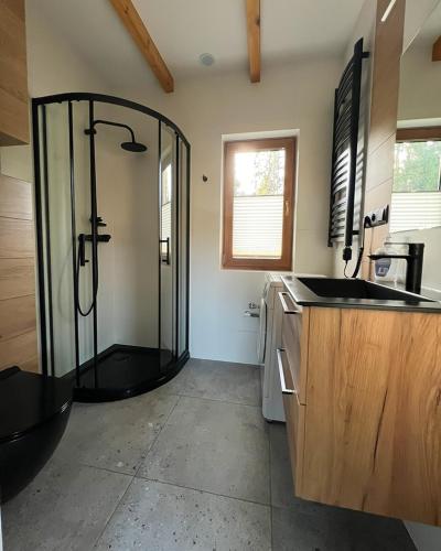 a large bathroom with a shower and a sink at Winnica Sielskie Kresy in Michałowo