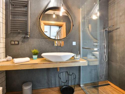 La salle de bains est pourvue d'un lavabo et d'un miroir. dans l'établissement Bystre Domki 2, à Nowe Bystre