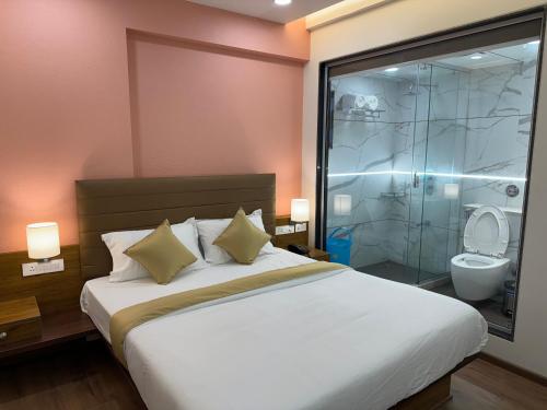 Cama ou camas em um quarto em HOTEL CITADELL DE DAMAN