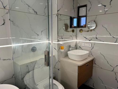 Ett badrum på HOTEL CITADELL DE DAMAN