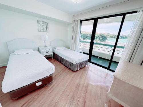 Cama o camas de una habitación en Alupang Beach Tower, UPGRADED units