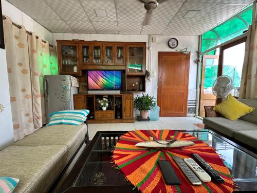 TV a/nebo společenská místnost v ubytování Breezy Rooftop Retreat