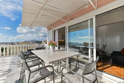 Villa Grande Vista - Spacious 3 BR Apartment with Large terrace and Fantastic sea view