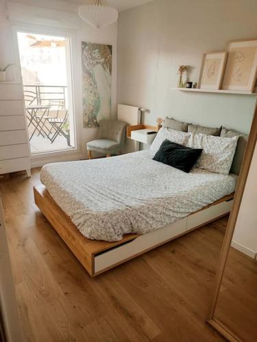 - une chambre avec un grand lit en face d'une fenêtre dans l'établissement JO 2024 proche Stade France et Paris Ligne 14, 13, à Saint-Ouen