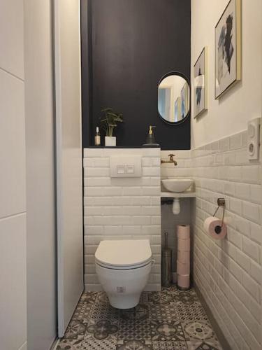 une salle de bain avec des toilettes blanches et un lavabo dans l'établissement JO 2024 proche Stade France et Paris Ligne 14, 13, à Saint-Ouen