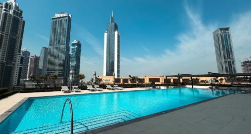 ein Schwimmbad in einer Stadt mit hohen Gebäuden in der Unterkunft Burj Crown Luxury 2bedroom Balcony & View in Dubai