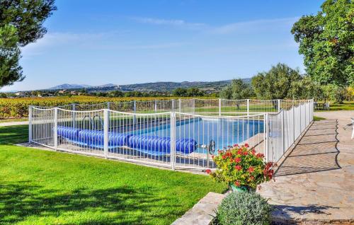 une clôture blanche avec des tuyaux bleus dans une cour dans l'établissement Cendrons 4, à Bédoin