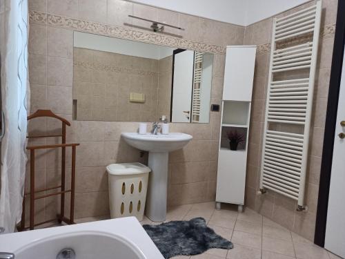 uma casa de banho com um lavatório, um WC e um espelho. em Villetta a Novagli em Carpenedolo
