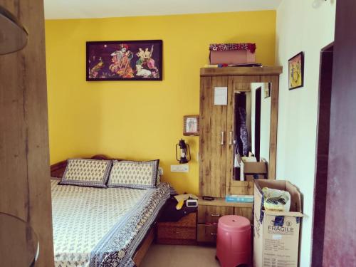 - une petite chambre avec un lit et un miroir dans l'établissement 2BHK Flat Mid City Beed Bypass Sai Ashirward Apartment Aurangabad, à Aurangabad