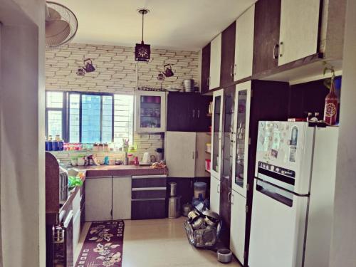 Kuchyň nebo kuchyňský kout v ubytování 2BHK Flat Mid City Beed Bypass Sai Ashirward Apartment Aurangabad