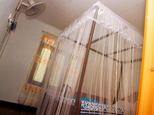 uma janela com cortinas brancas num quarto em Easy come Mirissa em Mirissa