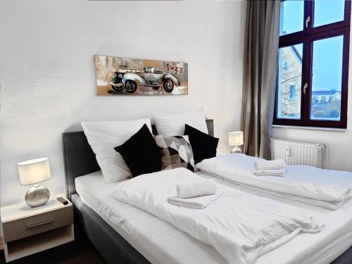 Duas camas num quarto com um carro na parede em Ruhe und Komfort in Magdeburg em Magdeburg