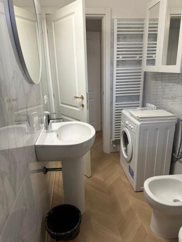 a bathroom with a sink and a washing machine at Dario's House in Scandicci