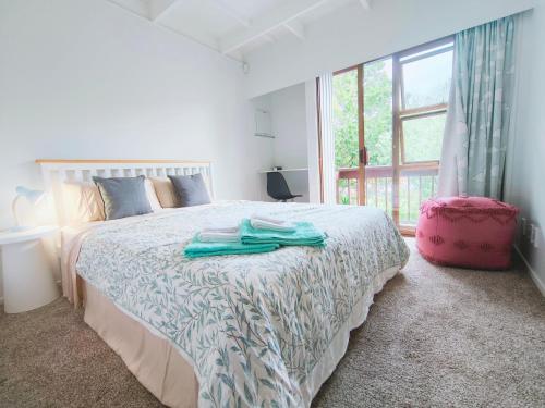 Postel nebo postele na pokoji v ubytování Sunny Cosy Rooms in Auckland Nice Garden Bush View