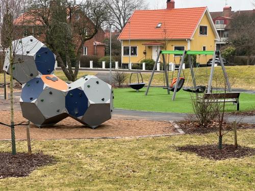 um parque com um parque infantil com um baloiço em Central university - centralt högskolan em Halmstad