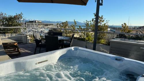 a jacuzzi tub on a balcony with a table at Penthouse vue mer avec Rooftop,Jacuzzi,et parking privé in Antibes