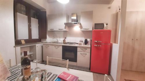 Dapur atau dapur kecil di Casa FLO', Next to the Reggia with Car Park