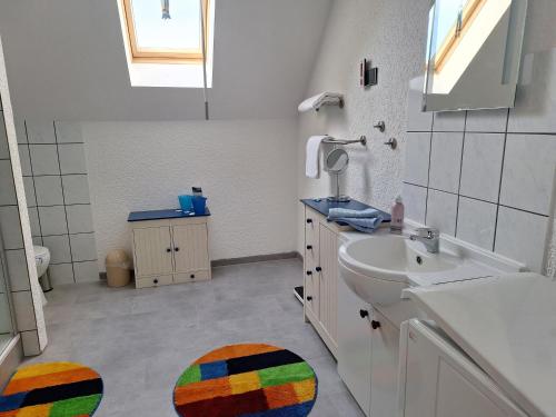 uma casa de banho com um lavatório, um espelho e uma janela em Zur Pforte em Arnstadt