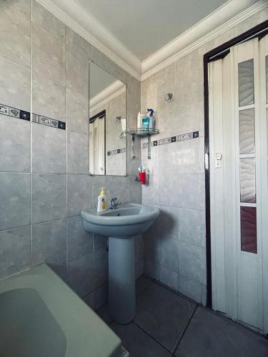 y baño con lavabo, espejo y aseo. en Kingsley Executive Villa, en Brakpan