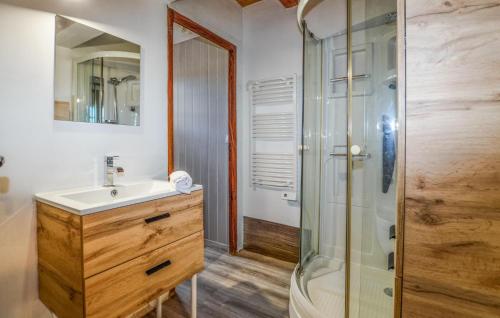 a bathroom with a sink and a shower at 4 Bedroom Awesome Home In Pancheraccia in Pancheraccia