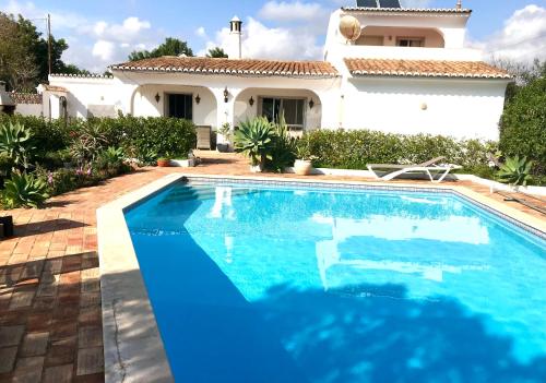 - une piscine en face d'une maison dans l'établissement Villa Quatro Ventos Benagil, à Lagoa