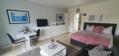 Postel nebo postele na pokoji v ubytování Ferienwohnung Charlie mit Seeblick