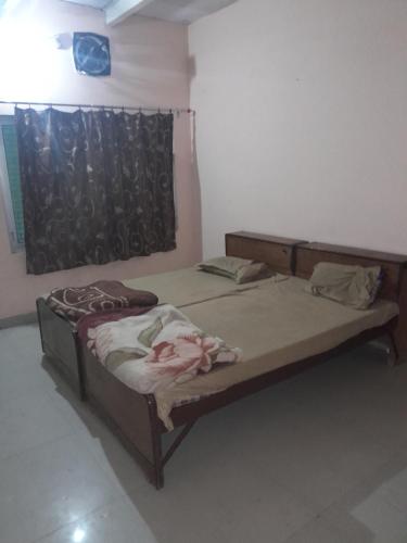 um quarto com uma cama num quarto em Giriraj Darshan em Govardhan