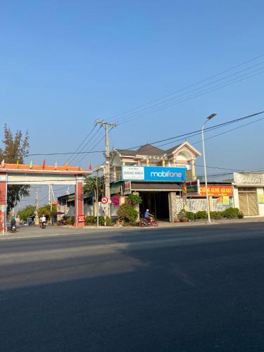 een lege straat voor een tankstation bij Nhà Nghỉ Đăng Miên in Thôn Hiếu Thiện