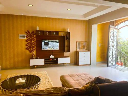 شقـة فندقيـة بحديقـة خـاصة - كـمبوند روضـة زايـد