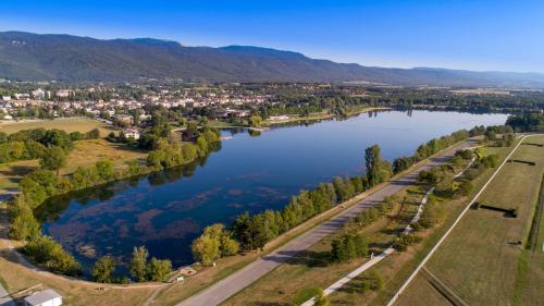 - une vue aérienne sur une rivière avec une ville dans l'établissement Très bel appartement 3 pièces + jardin + parking, à Divonne-les-Bains