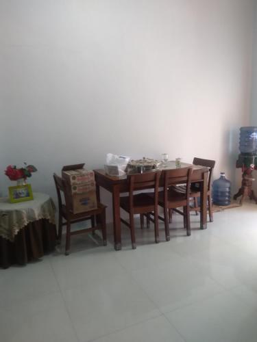 uma mesa de jantar e cadeiras num quarto em House 08 em Pekalongan