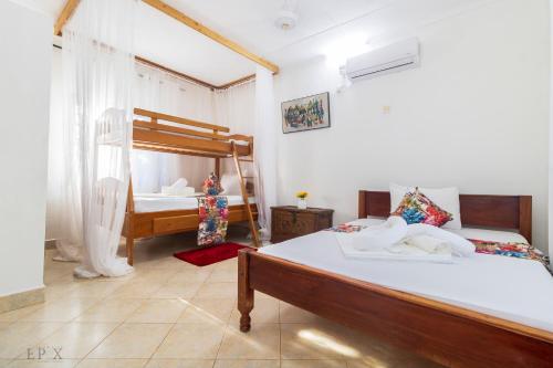 Posteľ alebo postele v izbe v ubytovaní Diani Luxury 2 bedroom Villa