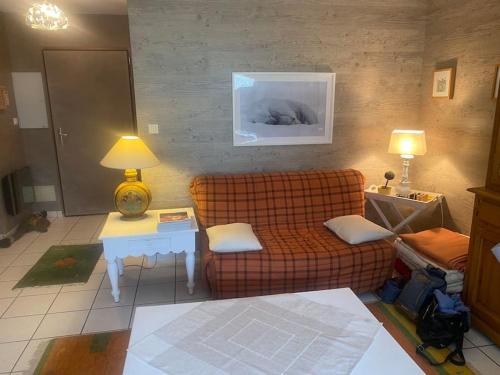 un salon avec un canapé et une table dans l'établissement Cosy appartement avec terrasse et vue dégagée, à La Salle Les Alpes