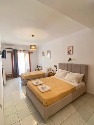 two beds in a room with two beds sidx sidx sidx sidx at Oscar Hotel Lefkada in Nydri