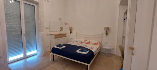 - une petite chambre avec un lit et une fenêtre dans l'établissement Capri Aquarium Friends, à Capri