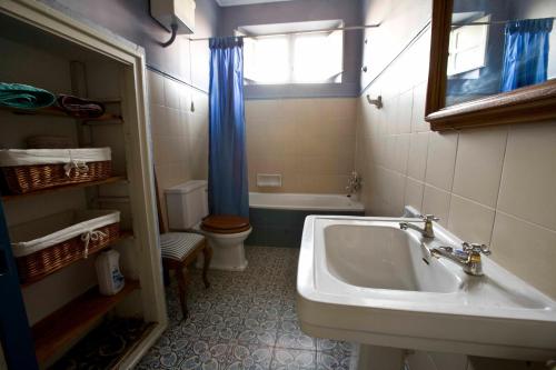 a bathroom with a sink and a tub and a toilet at El Molino de Valeriano - Casa Rural in Sancti Spíritus