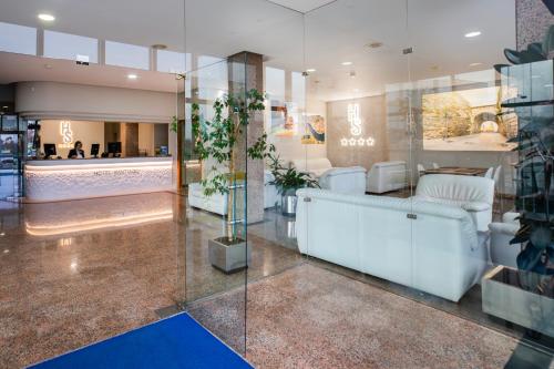 un vestíbulo de una tienda con paredes de cristal en Hotel Auditorio Santiago & Spa, en Lugo