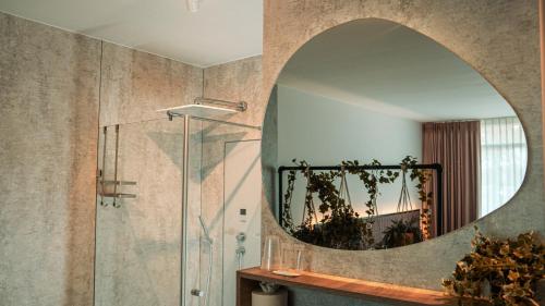 een badkamer met een douche en een spiegel bij HarTeluk Joure in Joure